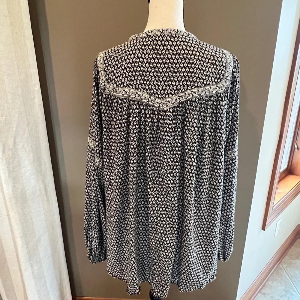 Woman's Old Navy Black & White Cottagecore, Peasant Blouse, V-neck. Size XL Tall